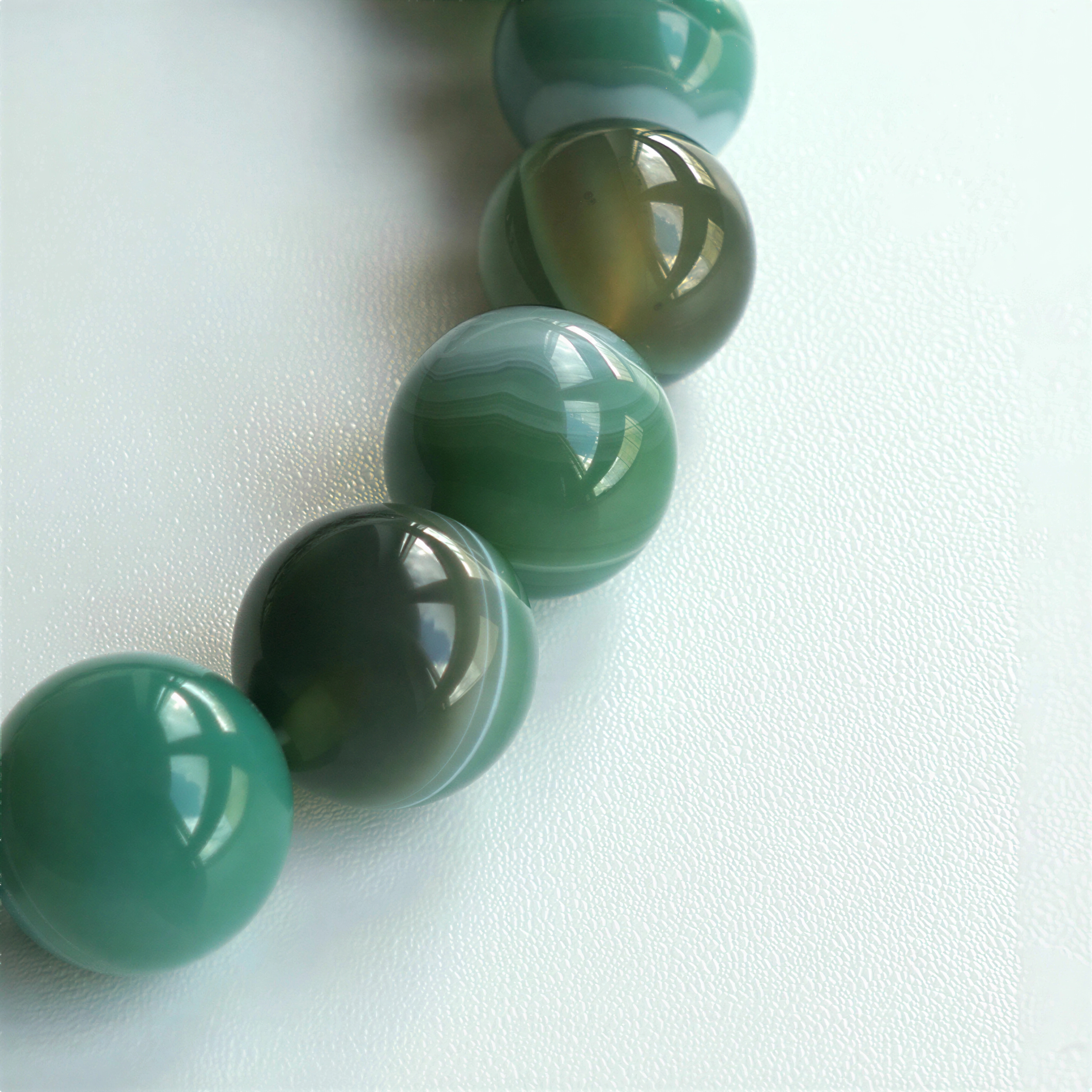 Браслет «Энергия спокойствия» из холодного зеленого агата (тонированного) (10 мм, 18 см)